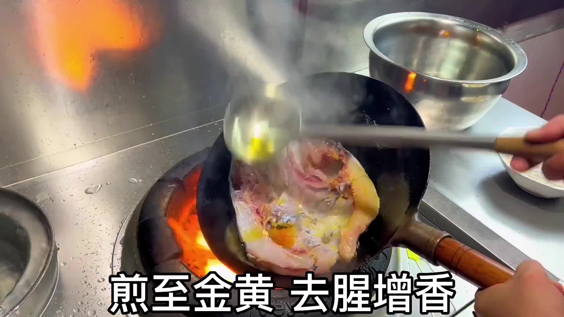 铁锅真的太好用了!厨师长用铁锅红烧大鱼头