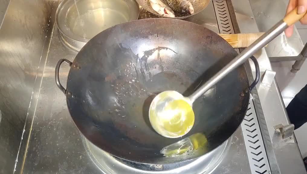 为什么你炖的鲫鱼汤跟清水一样?